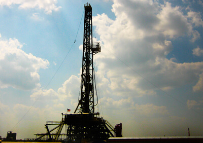 Oil derrick by Billy Hathorn, Wikimedia Commons