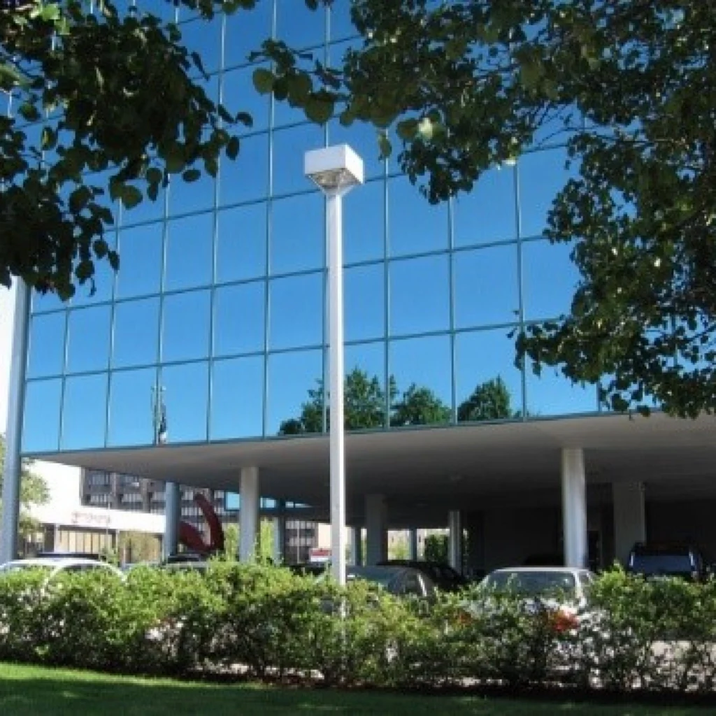 Figure 3: More cues allow you to tell that this is a reflection in glass.